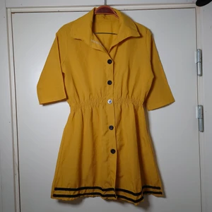 Vintageklänning  - Tunn, gul vintageklänning med detaljer och resår i midjan. Lite sidenaktigt material. Det finns inga lappar i den, troligtvis hemsydd, men passar S/M🌿