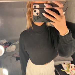 Svart stickad tröja  - Kort stickad polotröja ifrån h&m men är slutsåld. Storlek Xs men passar även S. Aldrig använd 