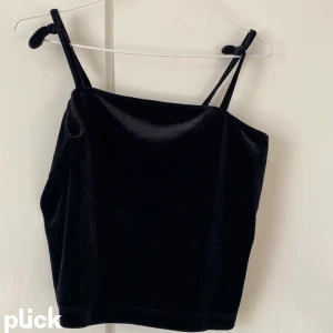 Svart linne - Gulligt svart linne från bikbok, använd fåtal gånger men så gott som ny, knutarna på banden går att knyta upp 