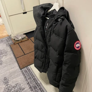 Canada Goose jacka - Fick den som present har haft den i 3 veckor nu. Varför jag säljer den är för att jag inte ville ha den jackan.       SizeM/M