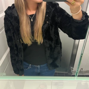 Kort pälsjacka - Sjukt skön och jätte mjuk! Perfekt och mysig höstjacka❤️🍂fint skick!