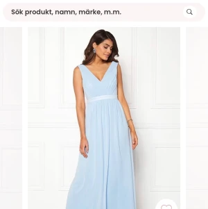 Blå Balklänning - Säljer denna himmelsblåa superfina balklänning från Bubbleroom💙💧❄️🦋 Modellen heter: Madelaide Gown Light Blue Färg: Ljusblå Strl:38 Oanvänd Nypris: 899kr SLUTSÅLD på hemsidan Frakten kostar 66kr och är då även paketet spårbart🌸