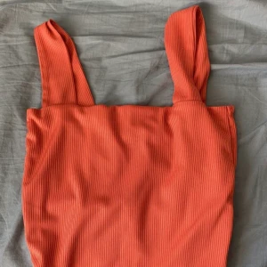 Linne - Säljer detta oranga linne från Bikbok. 