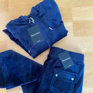 Juicy Couture Set Night Sky - Helt oanvänt juicy set med alla prislappar kvar. Storlek S på båda. Färgen Night sky (färgen ser något ljusare ut på bild) Priset gäller hela setet. Köparen står för frakten (70kr utöver priset för kläderna). 