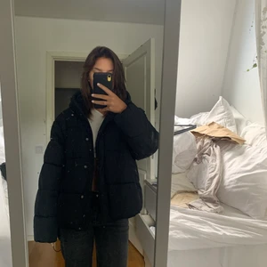Jacka - Super fin höst/vinter jacka jag köpte förra året, använd några gånger men den är i bra skick! Mörkblå färg & har luva🥰 pris går alltid att diskutera! Köptes för 500kr 
