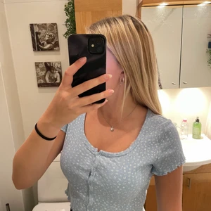 Blommig topp - Super fin blommig topp från Newyorker. Har små knappar i mitten, säljer den då jag inte trivs i den, storlek S🥰 frakt tillkommer 