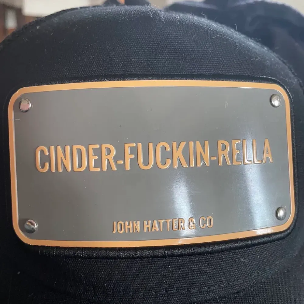 säljer denna riktigt feta john hatter keps med citatet ”cinder-fuckin—rella”. kepsen är solblekt, därför jag säljer billigt. kom dm för mer frågor! . Övrigt.