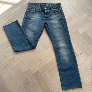 Säljer dessa coola baggy jeans pga för lite användning💘 storlek 32/34 men de är avklippta längst ner, skriv privat för mer info💘 120kr+frakt (66kr)