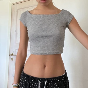 Topp - En grå topp i mjukt tyg! Sitter skönt och har en fin ringning vid ryggen. Bra skick. 👆🏼🌸