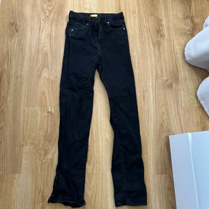 Svarta bootcut jeans - Dessa är min lillasysters bootcut jeans som hon inte längre vill ha! De är från Gina Young! Ordinarie pris 300kr, köparen står för frakten🥰