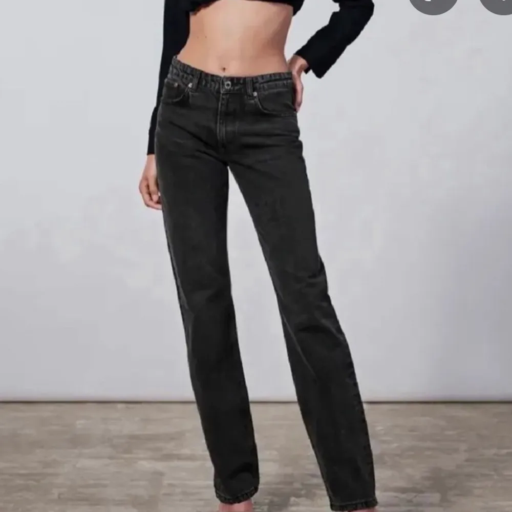 Mid rise jeans från zara i storlek 38, men passar mig som vanligtvis är 34/36, så små i storleken. Knappt använda då dom inte passar mig! Köparen står för frakt💕. Jeans & Byxor.