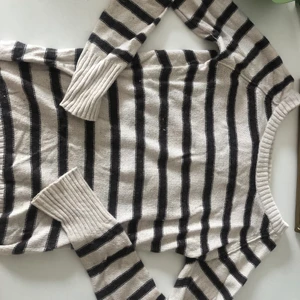 Tröja från H&M - Super fin stickad tröja från H&M. 💗 Storlek XS, men ganska lång.  Bra skick.  Köparen står för frakten! 