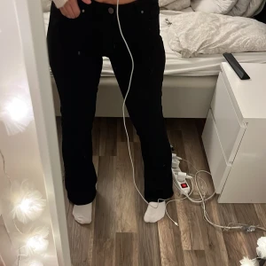 Botcut jeans - Säljer dessa svarta botcut jeans från Ullared i storlek S dom är väldigt rymliga och strechiga. Inte alls använda och väldigt fin kvalite 