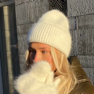 Alvii mössa❤️ - Alvii mössa, aldrig använd! Perfekta höst-mössan😍🍂Helt slutsåld på hemsidan. Första bilden är lånad av Alva blomdahl  