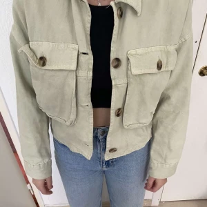 Pastelgrön jeansjacka från Zara i strl xs - Sparsamt använd, nypris 399kr men är slutsåld 