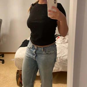 Glittrig t shirt - Helt ny T shirt från Jacqueline de Young. Glittrig storlek xs