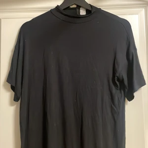 Svart t-shirt - Snygg t-shirt från h&m, med detalj på ryggen. -stl xs (passar större) -nytt skick -nypris 299kr
