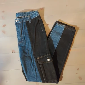 Blåa och svarta patchwork jeans - Snygga patchwork jeans köpta Shein. Köpte de för ett par år sedan men var för små så de är ej använda. Står storlek small men är ganksa små så skulle säga att det är mer en xs. Se mått: Midja: 34.5 cm Längd: 100 cm Höft: 46 cm Katt och hund finns i huset🧡