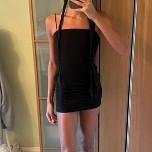 Svart klänning - Superfin enkel svart klänning från Missguided!