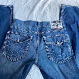 True Religion  - Jättesnygga True Religion jeans i sjukt bra skick. Skicka dm för mått eller andra funderingar ❣️