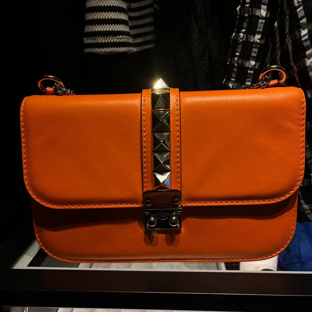 Säljer min sååå fina unika valentino glam lock väska. Väskan är orange och har inga tydliga defekter. Den är i nyskick. . Väskor.