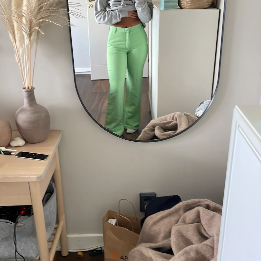 gröna midrise kostymbyxor från Zara köpta förra året. Gått upp i vikt så passar tyvärr inte längre som jag vill. Jeans & Byxor.