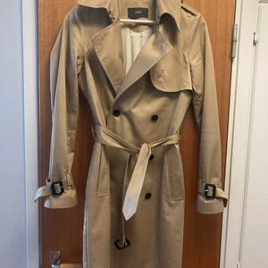 Esprit trenchcoat - Snygg trenchcoat i klassisk modell stl34 men mer som en mindre 38 .Sparsamt använd passar perfekt nu till  hösten.