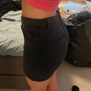 svart jeanskjol  - en svart jeanskjol från Pieces i storlek XS