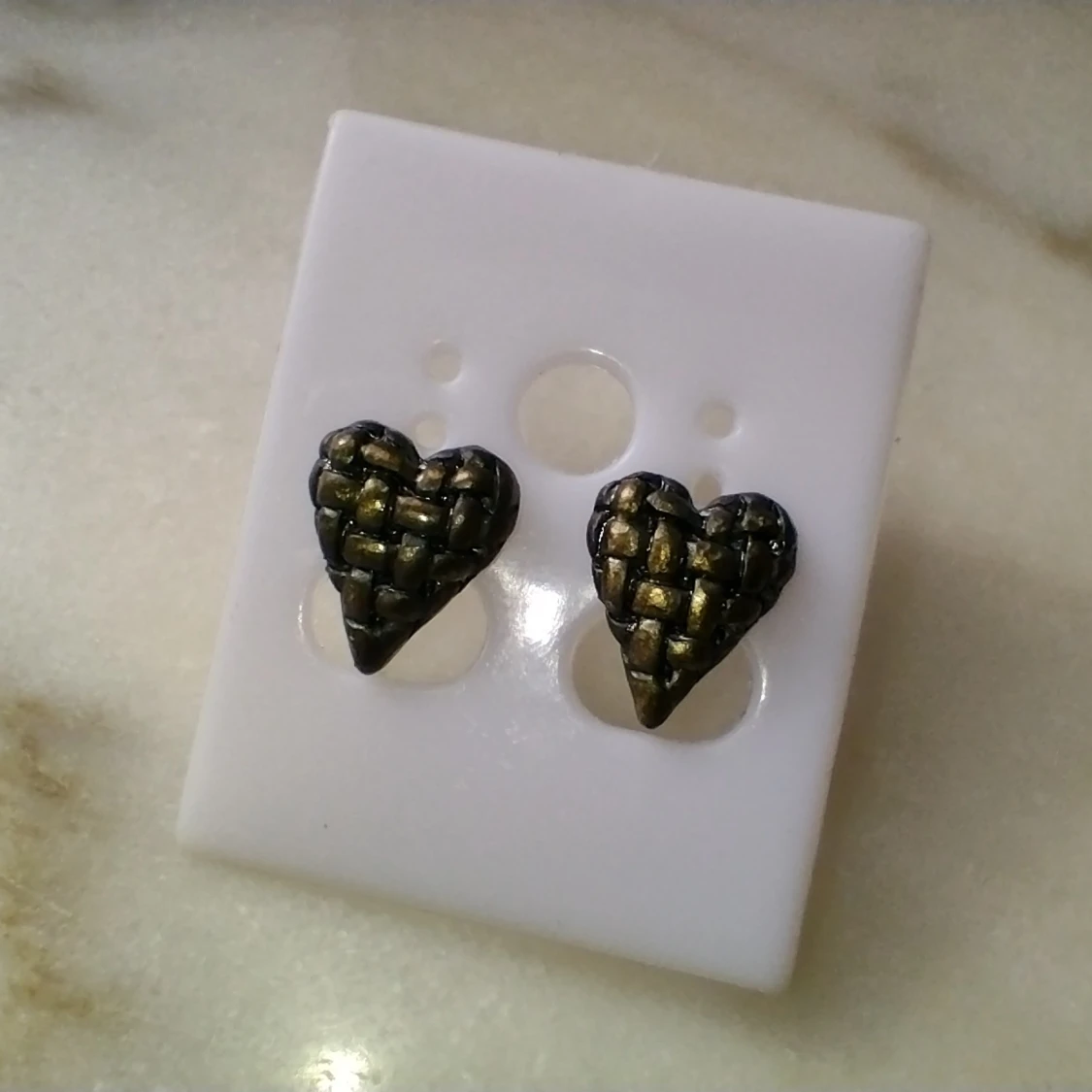 Hjärtformade, mässingsfärgade örhängen i metall - 90