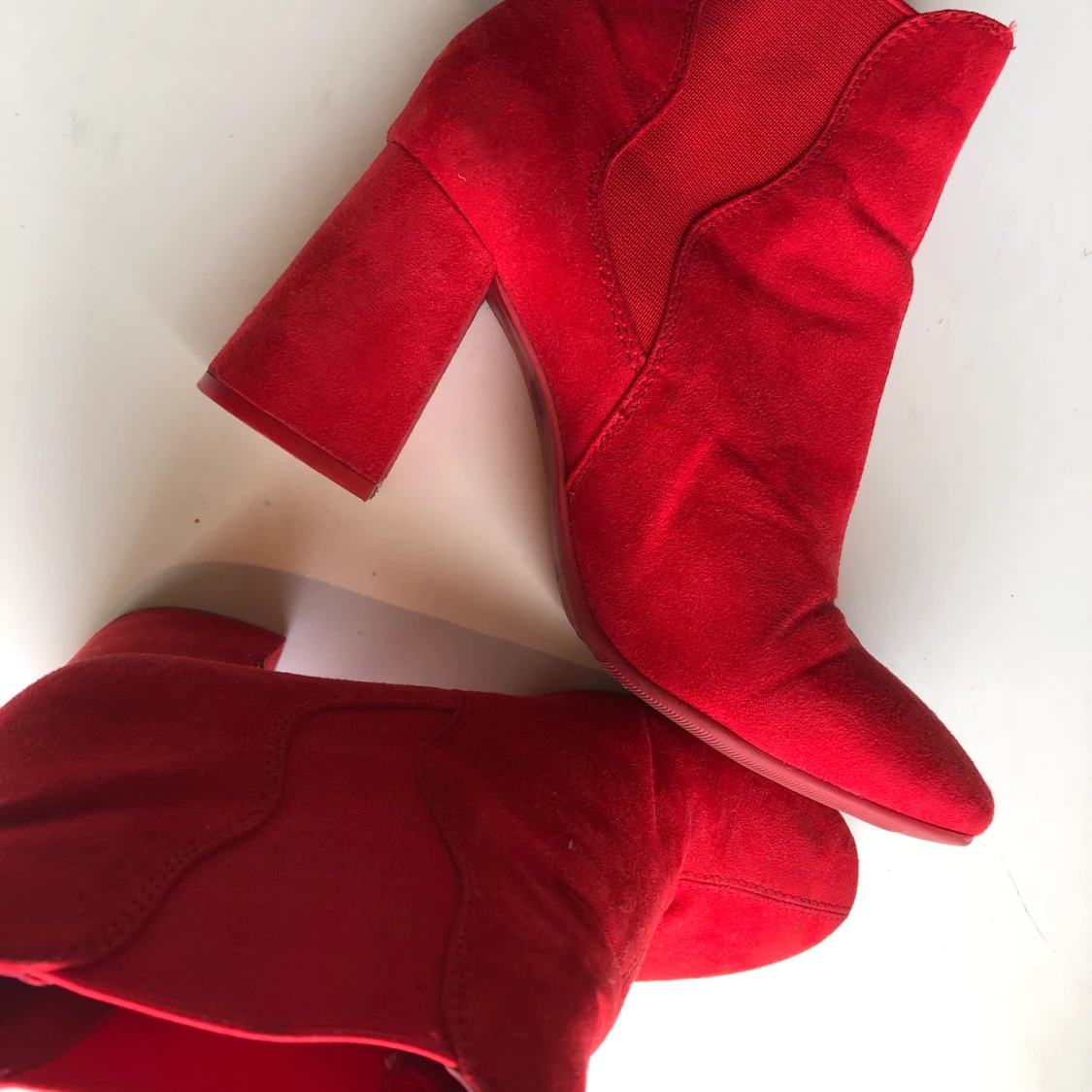 Röda klackade boots 