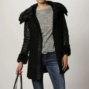 Kort kappa / rock från Morgan De Toi storlek 38 - Ny och oanvänd med lappar kvar. Finns att köpa just nu på Zalando för 1600 kr. Material: 60% ull, 30% polyester, 5% övriga fibrer, 5% viskos Skötselråd: Torrengöring Krage: Fodrad krage Förslutning: Dragkedja