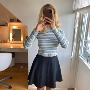 Ribbad randig tröja  - Ribbad randig tröja från Zara. Storlek M men passar mer en S. Blå/grön/vit färg.  Kan mötas upp i Göteborg annars står köpare för frakt. 