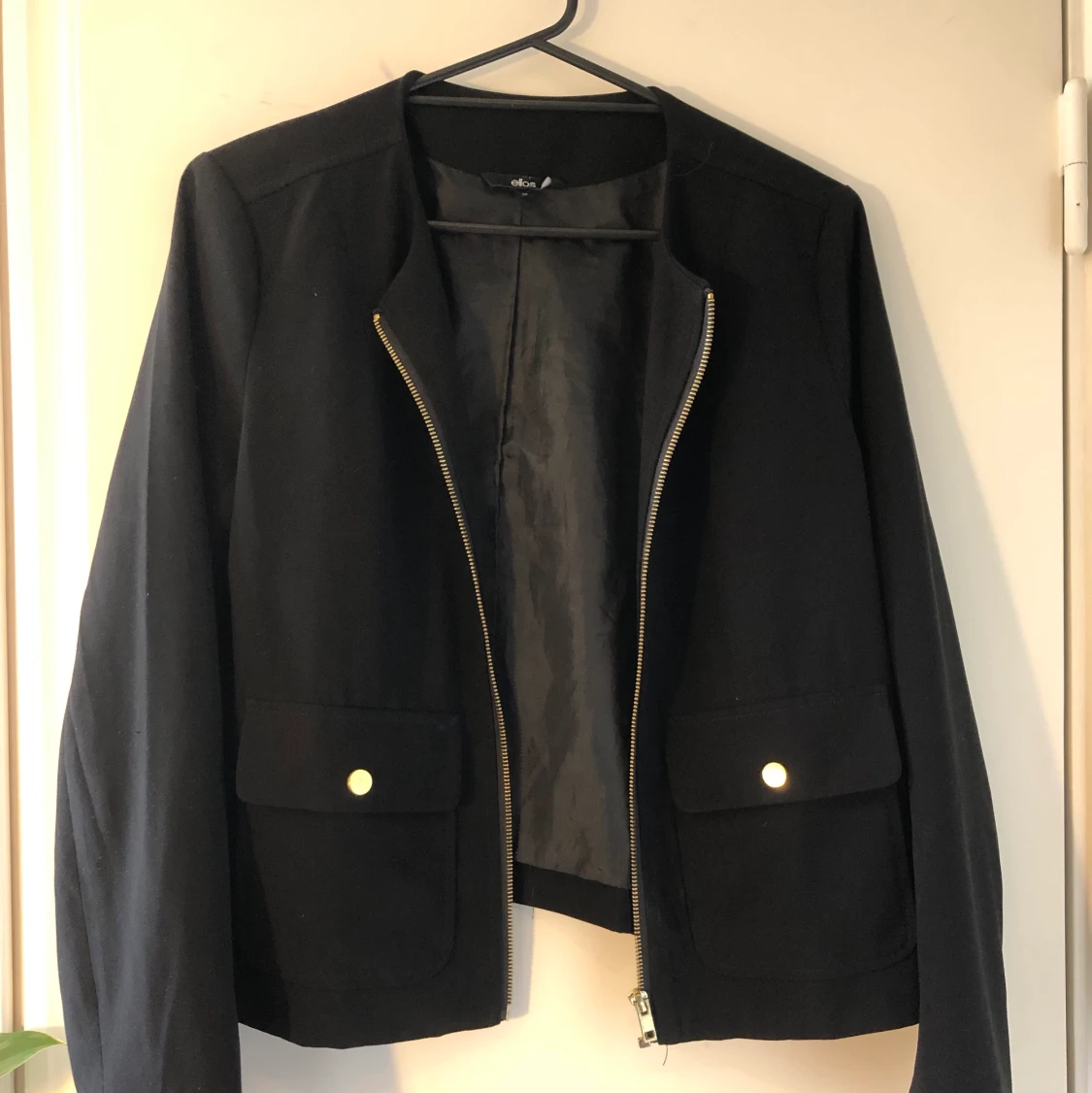 Jacka med gulddetaljer  - 91