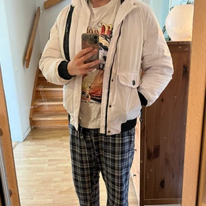 Vinterjacka - vit - SMOG - Frakt eller upphämtning ✅  Skick: Insidan av sömmen vid innerfickan har rivits upp ca 30cm stort.  Smuts vid jackan går att tvätta bort.  Pälsen till huvan saknas.  Skriv privat för fler bilder eller frågor 😁