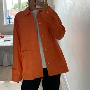 Orange skjorta - Skitsnygg orange skjorta från Weekday med prislapp kvar. Helt oanvänd. Jag står för frakt 📦 PM vid frågor eller intresse. Endast betalning via swish