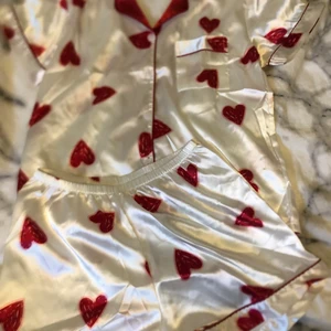 Pyjamas set - Gulligt pyjamas set med hjärtan❤️ Storlek S, har aldrig använt. Dem är från shein 