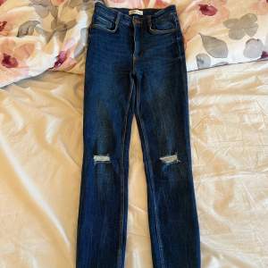Tighta blåa jeans i storlek 34 från Zara. 75 kr