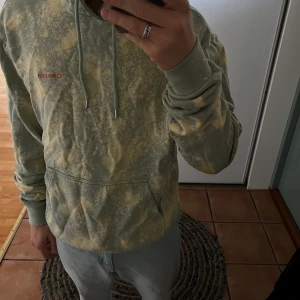 Calvin Klien Hoodie - Sjukt snygg hoodie med hemmagjord batik! Grymt fint skick och i riktigt bra kvalitet. Ny pris runt 1500