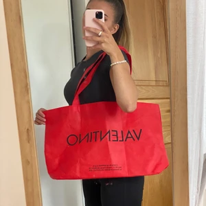 Röd Valention Bag - Säljer en röd Valentino bag i tunnare material. Perfekt ner till stranden eller när man har mycket att bära! 🤗