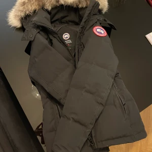 Canada Goose Chelsea  - Säljer min fin Canada Goose Chelsea i storlek XXS pga att den ej passar längre, jackan är i NY skick eftersom jag hann använd den vid fler än fåtal tillfälle.. Köpt för 11299kr på Johnells, kvitto finns. 