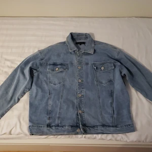 Jeansjacka - Ljusblå (Mennace) - Nyskick jeansjacka. Storlek: M