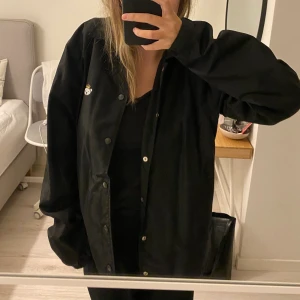 Regnjacka - Säljer denna snygga regnjacka från adidas, använd fåtal gånger så väldigt bra skick. Hör av er vid frågor eller fler bilder 💗 frakt tillkommer