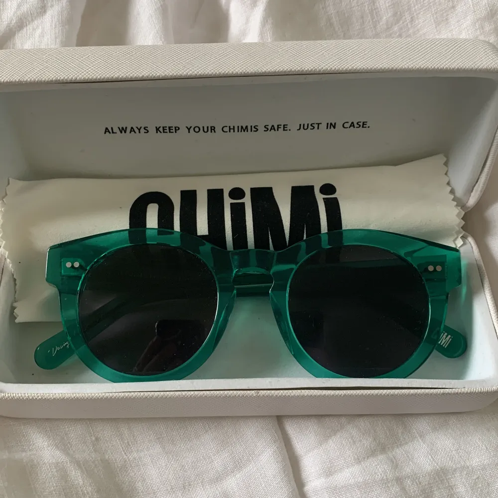 Ett par solglasögon från chimi som är så snygga och användbara, i super fint skick och endast använda fåtal gånger🥰i modellen 003 aqua  . Accessoarer.