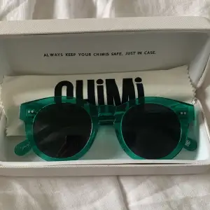 Ett par solglasögon från chimi som är så snygga och användbara, i super fint skick och endast använda fåtal gånger🥰i modellen 003 aqua  