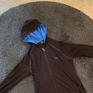 Boss Hugo boss kofta - Detta är en boss Hugo boss kofta som säljes eftersom att jag inte gillar den mer.. du kommer att få den helt tvättad och ren…