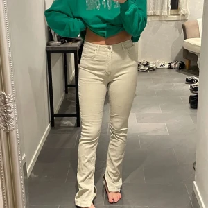 Jeans med slits - Säljer mina beiga jeans från zara (bilden är lånad av en annan) köpta för 359kr säljer för 200 endast använda en gång. stl 38 och passar dem som är lite längre🥰