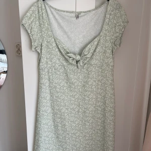 NELLY Klänning - Söt klänning från NLY Trend, knappt använd så i bra skick. Köpare står för frakt.