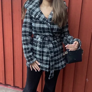 Classy kappa🖤 - Så fin classy kappa i storlek 34 motsvarar XS. Är endast använd 3 gånger alltså inte nopprig eller något slitage. Värmer bra nu för hösten🖤