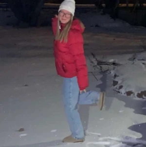 Röd jacka - Röd gantjacka. Väldigt varm och tjock så passar bra till vintern. Skicka för fler bilder