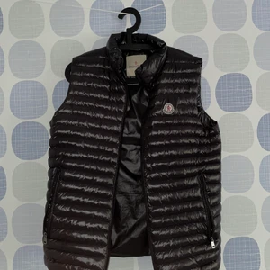 Moncler väst - Moncler väst storlek 2 (passar som S/M) OBS!! F@KE / R3PLICA / K0PIA (väldigt bra gjord) Kedjan är lite trög men funkar Fri frakt eller mötas i Örebro